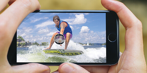 leap-lm-show-your-world---360-1 man-watching-360-video-on-the-phone